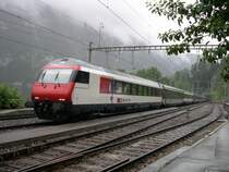 Bis auf zwei bis drei Z�ge t�glich durchfahren alle Z�ge den Bahnhof Blausee-Mitholz ohne Halt. So auch dieser InterCity am verregneten 01. Juli 2005. Der Steuerwagen hat bereits ein Redesign erfahren und wurde im Farbschema den IC 2000-Doppelstockwagen angepasst.