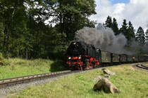 Noch ein Bild von der 99 222 bei der Auffahrt zum Brocken.
Hier sind auch die historischen Wagen gut zu erkennen, die sie statt der beiden Mallets fahren musste, da eine der Maschinen wegen eines Schadens ausgefallen ist.  Drei Annen Hohne den 16.9.2017