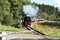 Auch die 99 7241-5 macht sich als zweiter Zug des Tages auf den Brocken.
Hier ist sie kurz vorm BÜ über die L100 zu sehen.
Das Foto ist von einem sicheren Standort aus aufgenommen worden.
Drei Annen Hohne den 16.9.2017 