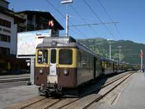 Noch in der alten Lackierung der Berner Oberlandbahn (BOB) pr�sentiert sich am 26.06.2005 der ABeh 4/4 307 in Grindelwald. Der Rest des Zuges tr�gt schon neue BOB-Farben.