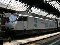 Am 25.06.2005 steht Re 460 056-5 mit einem Doppelstock-InterCity in Z�rich HB. Diese Aufnahme ist schon wieder historisch, da die Lok diese Werbung verloren hat.
