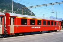 RhB - AB 1565 am 23.08.2000 in Landquart - 1./2.Klasse Einheitspersonenwagen (Typ II) - �bernahme 31.12.1975 - FFA/SWP - Fahrzeuggewicht 15,00t - Sitzpl�tze 18/28 - L�P 18,50m - zul�ssige Geschwindigkeit 90 km/h - �2=15.11.1996 - Logo RhB in deutsch - Hinweis: Taster neben den T�ren, Anschriftenfeld breit, gro�e Klassezahlen, dicke Betriebsnummer, gescanntes Dia
