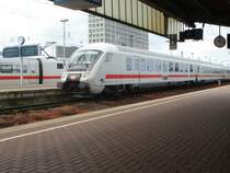 Na nu??? Was ist das f�r eine Schnauze vom InterCity???Auf Gleis 10 hat Einfahrt IC 2120  Fehmarn  nach Puttgarden. Aufgenommen am 12.05.07 um 10.01 (+35). Im Hintergrund steht ICE 545 nach Berlin Ostbahnhof.  Black nose IC 