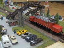 Ein �BB Krokodil mit einem schweren G�terzug.