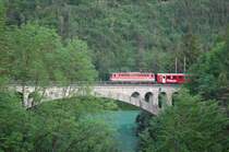 R 3980 gezogen von einer 1142 �berquert am 12.05.2007 die Steyrlingbr�cke zwischen Steyrling und Klaus.