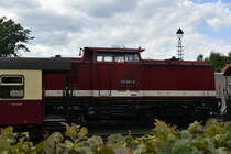 Detailansicht (über die Hecke hinweg) des Harzkamels 199 861-6 in Wernigerode Westerntor abgestellt, zwischen zwei Personenwagen, leider so das man sie nicht gescheiter hätte ablichten können.
16.9.2017