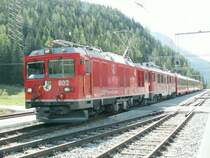 Bernina-Express nach St.Moritz am 09.05.07 in Cavaglia (1693m �.M.)10 Min.von hier befindet sich ein Gletschergarten,ein Naturph�nomen aus der letzten Eiszeit mit vielen Gletschert�pfen
bis zu 6m H�he resp.Tiefe.



