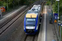 648 874 (Alstom Coradia LINT) von Transdev Sachsen-Anhalt (HarzElbeExpress) als HEX80562 (HEX 47) von Halle(Saale)Hbf nach Bernburg steht im Hp Halle Steintorbrücke auf der Bahnstrecke Halle–Vienenburg (KBS 330). [26.8.2017 - 18:13 Uhr]
