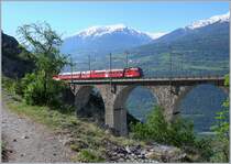 Ein wenig zurückgezogen und Quer- statt Hochformat, und schon ergibt sich eine ungewohnte Sicht auf das Luogelkin Viadukt.
10. Mai 2007