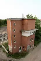 Das Gebäude mit dem Bedienplatz für die ersten Gleisbremsen des Ablaufberges war einst bedeutend für den Betrieb im Halleschen Güterbahnhof. Heute wird dieses, wie viele andere ältere Gebäude bzw. Stellwerke um Halle(Saale)Hbf auch, nicht mehr genutzt.
Stattdessen wurde ein neues elektronisches Stellwerk für den Güterbahnhof mit Bedienkanzel gebaut.
Aufgenommen von der Berliner Brücke.
[26.8.2017 | 18:23 Uhr]
(geä. am 7.4.2019)