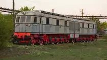 Diese Diesellok ist ein Unikat. Gebaut 1936 von Sulzer, diese Lok war ein früher Verssuch auf den Hauptsstrecken in Rumänien die Dampfkraft wenigstens zum Teil zu ersetzen. Die Lok ist funktionstüchtig, dennoch steht sie ausgestellt im Betriebswerk Dej. Dieses Foto wurde mit den letzten Lichtstrahlen des 14.09.2017 aufgenommen.