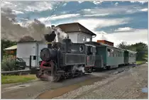 Am Ortsende von Brad legt 764.243 einen sogenannten Schnapshalt ein, da der Besitzer der Bahn, selber wohnhaft an dieser Strasse, �berall Bekannte hat und vor allem Zeit f�r etwas smalltalk. (17.06.2017)