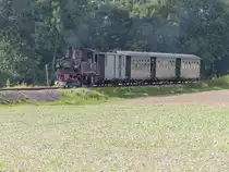 99 574 befand sich gerade auf dem Weg in Richtung Mügeln und befindet sich  hier gerade bei Naundorf!