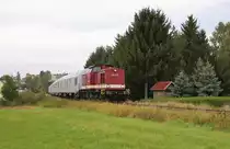 204 311-5 MTEG (202 311-7)fuhr am 24.09.17 dem Anti-Drogenzug REVOLUTION TRAIN von Schleiz über Plauen/V. oberer Bahnhof, Vojtanov und Aš nach Selb Stadt. Hier ist der Zug bei der Ausfahrt in Mühltroff zu sehen.