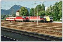 W�rend die Innsbrucker 1144 218 einen Regionalzug auf ein Seitengleis rangiert, warten E189 918RT, 1144 249 und eine Schwestermaschiene auf neue Eins�tze.