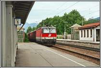 1144 201 durchf�hrt den Bahnhof Kiefersfelden Richtung Kufstein. Aufgenommen im Juni 2005