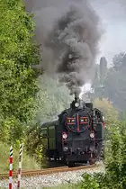 Kurz vor dem Bahnhof Viechtwang ist diese Aufnahme der ÖGEG 77.28 mit ihrem Zug nach Grünau im Almtal entstanden. Gemacht hat diese Aufnahme meine Frau, die mich auf dieser Fototour begleitet hat. (23.09.2017)
