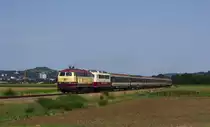 Ein harmonisches Gespann aus 218 105 und 110 169 konnte am 25.08.17 auf der Umleiterstrecke der Rastatt-Sperrung aufgenommen werden. 

Der Sonderzug kam von Münster bis Tübingen mit 110 169, ab dort musste dann die 218 105 an den Zug, da die Umleitungsstrecke über Rottenburg über keinen Fahrdraht verfügt. 
Kurzer Hand hat man die 218 aus Rottweil herbestellt und die Maschine zog den Zug anschließend.

Aufgenommen am oben genannten Datum zwischen Kilchberg und Tübingen. 