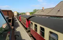An diesem Tag habe ich als Teil meines Praktikums einen Schotterzug, geführt von einer Lok der Baureihe 199.8, begleitet. 
Hoch oben sitzt man im Führerstand des Harzkamels. Der eimgefahrene Personenzug wirkt dadurch sehr klein.

Gernrode, 15. August 2017