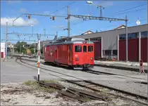 Im Bahnhof Saignelégier parkt während der Wochenendruhe der Gepäckwagen De 4/4. Er wurde 1953 gebaut und 1986 modernisiert. Juli 2017.