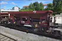 Schotterwagen auf Rollschemel der CJ. Normal gehört der Wagen zur einige Kilometer entfernten normalspurigen Strecke der CJ. Saignelegier, Juli 2017.
