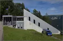 Bergstation der Standseilbahn auf den Mont Soleil. Oben zeigt sie sich lediglich als U-Bahn. Der Mont Soleil gehört zu einem Höhenrücken Montagne de Droit, der die Hochebene der Freiberge nach Süden hin abgrenzt. Nomen est omen, so ist tatsächlich oben das größte Solarkraftwerk der Schweiz installiert. Ebenso steht dort der größte Windkraftpark der Schweiz (der Rekord ist allerdings mangels Ausbau im Land leicht zu brechen). Auf diesem Höhenrücken siedelten deutschsprachige Mennoniten, die den gesamten Montagne de Droit auf deutsch als Sonnenberg bezeichnen. Saint-Imier, Juli 2017. 
