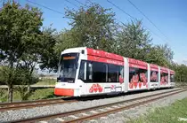 Straßenbahn Mainz / Mainzelbahn / Tramvaj Mainz: Stadler Rail Variobahn der MVG Mainz - Wagen 230 (Werbung: 50 Jahre Städtepartnerschaft Mainz – Zagreb / 50. godišnjice prijateljstva Zagreba i Mainza), aufgenommen im September 2017 bei der Bergfahrt zwischen Mainz-Lerchenberg und Mainz-Marienborn.
