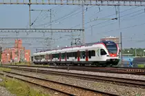 RABe 521 014, auf der S1, verlässt den Bahnhof Muttenz. Die Aufnahme stammt vom 28.08.2017.