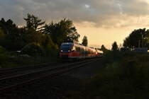 Die Brücke der L361 wirft im Vordergrund den Schatten und im Hintergrund vergoldet die untergehende Abendsonne den Himmel der von dunkelen Abendwolken gekrönt wird.
Da fühlt sich der 644 525 mit seinem als RB38 fahrenden Bruder in der Bildmitte doch sehr wohl.