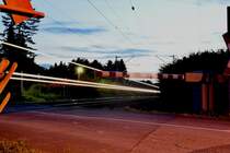 Missglückte Langzeitbelichtung.....hatte die Kamera auf Time gestellt und Blende F10 gewählt und schön war mit der Länge der Zeit zuviel Licht auf den Sensor gekommen.
Nun ja die Lampenstrahlen stammen von der silbernen Vossloh 4180 014-3 die hier mit einem umgeleiteten Silowagenzug von Rheydt kommend in Richtung Grevenbroich unterwegs ist und hier am Bü Fürther Hecke vorbei kam am heutigen Abend. Jüchen den 25.9.2017