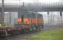 Wegen einer Zugkreuzung mit einem Steinkohlenganzzug muss dieser Containerzug, gezogen von 740 443-7 und einer Schwesterlok in Bohumin warten.23.09.2017 15:31 Uhr.