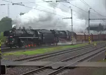 Mächtig ins Zeug legt sich hier eine Lok der Baureihe 555 der CD und eine Lok der Baureihe O149 der PKP mit einen Steinkohlenganzzug, aus Richtung Ostrava in Bohumin einlaufend,es muss ja niemand wissen das am Zugschluß  Sergej  nachläuft oder gar nachschiebt. 23.09.2017 15:30 Uhr.