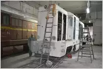 In den Werkhallen befinden sich auch viele rumänische Dieselloks der Reihe L45H. Diese soeben grundierte Lok verkehrt bereits neu bemalt auf der Wassertalbahn. (17.06.2017)