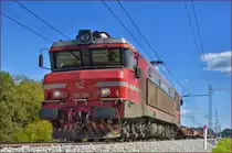 SŽ 363-035 zieht leeren Containerzug an Črešnjevec vorbei Richtung Koper Hafen. /14.9.2017