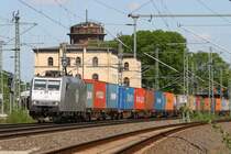 185 548 der ITL mit einem Containerzug durchf�hrt gerade den Bf. Hagenow Land. Im Hintergrund der Wasserturm mit dem Bahnhofsgeb�ude. 02.05.2007