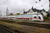 DBpbzfa 668.2 mit Schublok 146 558-2 DB als IC 2444 (Linie 55) von Dresden Hbf nach Köln Hbf erreicht Halle(Saale)Hbf auf Gleis 1. Hier aufgenommen vor dem Gebäude der ehemaligen Reichsbahndirektion (Rbd) Halle. [24.9.2017 - 17:08 Uhr]