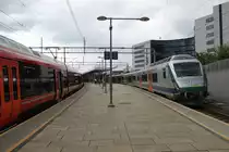 Der Bahnhof Lysaker liegt westlich von Oslo und besitzt für die zahlreichen Nahverkehrszüge zwei Richtungsbahnsteige. Auf den äußeren Gleisen halten die Züge, die über den Berg via Stabekk nach Sandvika fahren und in der Mitte halten die Züge, die durch den Basistunnel nach Sandvika fahren. Aufnahmedatum: 31.07.2017