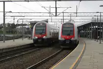 Am 31.07.2017 begegnen sich zwei Flirts der NSB im Bahnhof Lysaker.