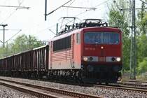 155 111 Stromcontainer mit G�terzug f�hrt durch Hagenow Land. 02.05.2007