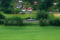 Eine einsame (und mir unbekannte) E-Lok wartet am Blocksignal, kurz vor dem Kurort Rathen, auf die Freigabe zur Weiterfahrt. Die Aufnahme entstand am 16.06.2017 vom Bastei-Felsen aus.