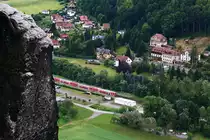 Gerade hat am 16.06.2017 ein Zug der S-Bahn Dresden, aus Schöna kommend, den Haltepunkt Kurort Rathen erreicht. Die Aufnahme entstand per Tele vom Bastei-Felsen aus.