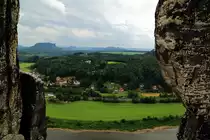 Blick am 16.06.2017 von der Bastei-Brücke auf die Elbtalstrecke. Im Hintergrund sind links der Lilienstein und rechts der Königstein mit der allseits bekannten Festung zu sehen.