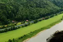 Während am 16.06.2017 ein EC, aus Tschechien kommend, in Richtung Dresden unterwegs ist, kommt ihm, laut dröhnend, ein gemischter Güterzug entgegen. Die Aufnahme entstand vom Bastei-Felsen aus.