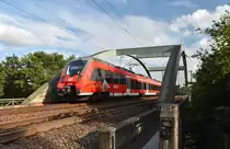 Die BR 442 855 kommend aus dem Hagenower Land bei der Überführung zum Bahnhof Büchen. Ging dann aufs Abstellgleis, um zum späteren Zeitpunkt wieder zurück ab Büchen in Richtung Schwerin abzufahren. Höhe Büchen Eisenbahnbrücke 22.09.2017