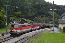1142 621 + 1142 673 durchfahren am 26.09.2017 mit  einem Güterzug den Bahnhof Klaus.