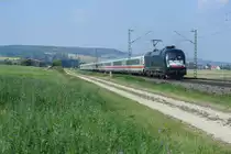 ES64 U2-025 mit dem IC 2083 Hamburg - Berchtesgarden  IC Königsee  bei Wettelsheim, 24.09.2016