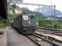 Die Regenwolken lichten sich am 01.07.2005 gerade etwas als Ae 6/6 11502 mit ihrer Anschlussbedienung Alptransit in Blausee Mitholz eintrifft. F�r meine Begriffe ist die Ae 6/6 immernoch die sch�nste schweizer Lok, aber �ber Geschmack l�sst sich ja bekanntlich streiten. 
 Die mitgebrachten Wagen wird sie nun r�ckw�rts in den Anschluss schieben, weswegen der N�chste InterCity nach Basel ausnahmsweise mal das rechte Streckengleis benutzen muss. Dank Gleiswechselbetrieb kein Problem.