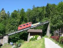  Dem Himmel entgegen  geht es am 03.07.2005 mit der Harderbahn. Naja nicht ganz so hoch, aber immerhin in 10 min auf 1.301m �ber dem Meer! Das Bild wurde in der N�he der Talstation der Harder-Bergbahn, im Alpentierpark Interlaken, aufgenommen. Der Eintritt dort ist �brigens kostenlos.