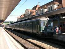 Dieser ehemalige SBB Steuerwagen, dessen Nummer uns leider unbekannt ist, verdinet sich neu als Steuerwagen-Nummer 938 bei der BLS seine Br�tchen. Hier steht er am 03.07.2005 mit einem Regionalzug Spiez-Interlaken in Spiez am Hausbahnsteig 1. nachdem die BLS ja ihre gesamten Fernverkehrswagen an die SBB abgegeben hatte, erhielt sie im Gegenzug einige Nahverkehrswagen und auch die ehemaligen Swiss-Express-Wagen zugeteilt.
