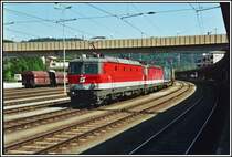 1144 202 und eine Schwestermaschiene warten auf die Abfahrt zum Brenner. Am Zugschluss schiebt 182 007 nach. Aufgenommen im Juni 2005 in Kufstein.

